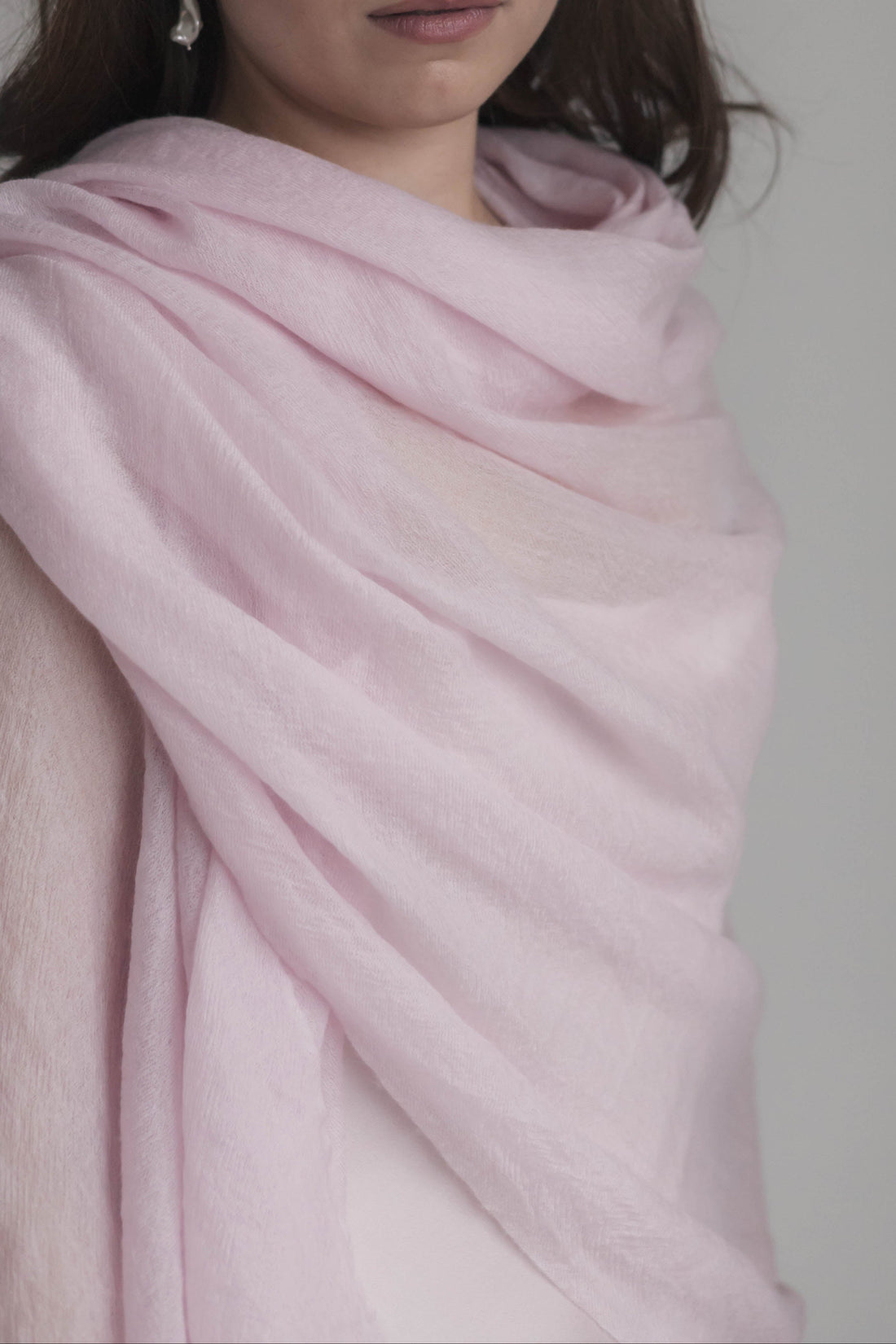 Women wearing ultralight pink cashmere scarf